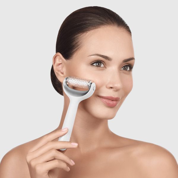 Електронний ролер для обличчя та тіла з мікроголками GESKE MicroNeedle Face&Body Roller 8в1 white HB0199 фото